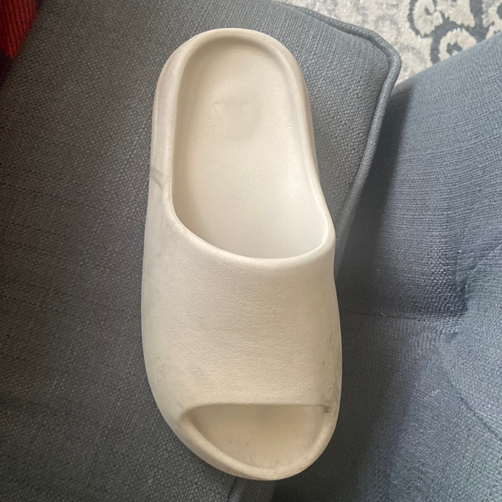 One dirty adidas Yeezy slides size 7